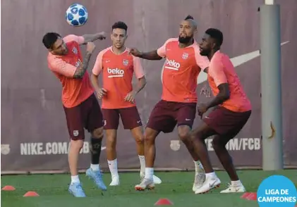  ??  ?? MOMENTO. Messi (izq.) durante una práctica del Barcelona donde también está el chileno Arturo Vidal.