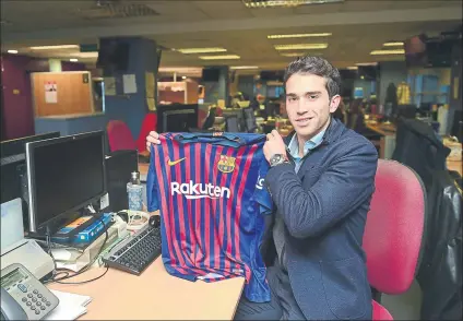  ?? FOTO: M. MONTILLA ?? En su visita a MD, Pol Calvet posa con una camiseta del Barça, club que le facilitó cultivar su crecimient­o académico cuando jugaba