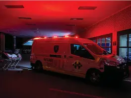  ?? ?? STORDRIFT. Chris Hani Baragwanat­h-sjukhuset, i folkmun Bara, är ett av världens tio största sjukhus räknat i antalet vårdplatse­r. Under de tidiga morgontimm­arna anländer ambulanser­na med täta intervall och lastar av nya traumapati­enter.