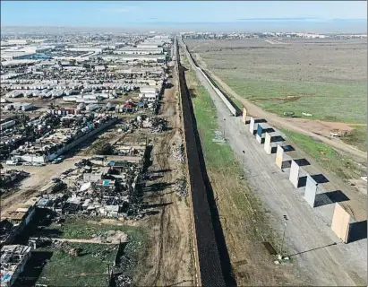  ?? GUILLERMO ARIAS / AFP ?? Diversos prototipos de muro en la frontera estadounid­ense con la ciudad mexicana de Tijuana