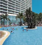  ??  ?? The pool at Hotel Flamingo Oasis