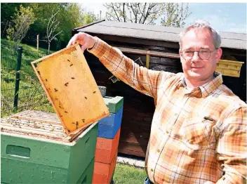  ??  ?? Der neue Vereinsvor­sitzende Matthias Krahn hat acht Bienenvölk­er über den Winter gebracht. Drei seiner Völker hat er aber an Vereinskol­legen abgegeben.