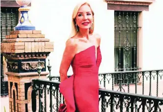  ?? CORTESÍA ?? Carmen Lomana, vestida de rojo, en los premios de la revista Escaparate