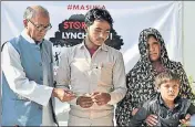  ?? PTI ?? Congress leader Digvijaya Singh gives a cheque for ₹25,000 to the family of Pehlu Khan at a press conference in New Delhi, Friday.