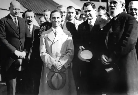  ??  ?? En 1934, se firmó el pacto de no agresión germano-polaco. Arriba, Joseph Goebbels y, a su izquierda, el embajador alemán en Polonia, HansAdolf von Moltke, en Varsovia.