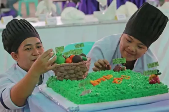  ?? Photo by Milo Brioso ?? ADIVAY CAKE. Cordillera Career Developmen­t College(CCDC) students put on the finishing touches of their highland vegetable themed cake during the skills competitio­n of the Adivay Festival in Benguet.