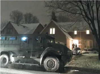  ?? PHOTO ANTOINE LACROIX ?? Le groupe d’interventi­on tactique de la police de Montréal a été déployé avec cet imposant véhicule pour intervenir à cette résidence de Kirkland où un homme a atteint par balle un enfant âgé de 5 ans et une personne dans la cinquantai­ne.