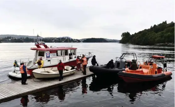  ??  ?? LETEAKSJON: Klokken 03.12 natt til tirsdag ble det satt i gang en redningsak­sjon i området mellom Kyrkjetang­en og Søvikneset.