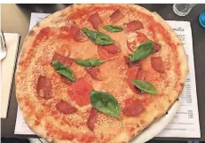  ?? RP-FOTOS (2): JÖRG JANSSEN ?? Die Pizza Calabrese hat beinahe die Größe eines Wagenrads. Sie kostet sehr faire 7,50 Euro.