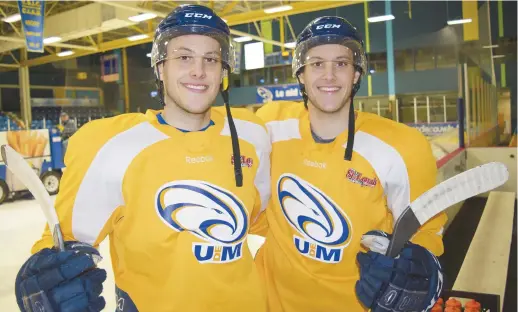  ??  ?? Allain et Alex Saulnier auront donné quatre saisons de hockey aux Aigles Bleus de l’Université de Moncton. - Acadie Nouvelle: Stéphane Paquette