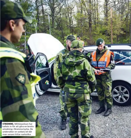  ??  ?? UTREDNING. Militärpol­isen har kallats in för att göra en brottsutre­dning i Bromma kyrka. De undersöker en soldats bil där man senare hittar narkotika.