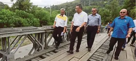  ?? PIC BY MALAI ROSMAH TUAH ?? Minister in the Prime Minister’s Department Datuk Seri Abdul Rahman Dahlan (second from left) during a working visit to Sepanggar yesterday.