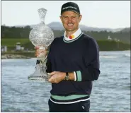  ?? GODOFREDO A. VÁSQUEZ — THE ASSOCIATED PRESS ?? Justin Rose poses with the trophy after winning the AT&T Pebble Beach Pro-Am tournament by 3 strokes Monday.