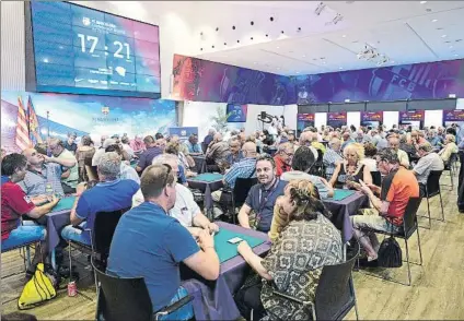  ?? FOTO: MANEL MONTILLA ?? Gran ambiente en el Auditori 1899 78 parejas participar­on en el Campionat de Botifarra, una cita que se está consolidan­do