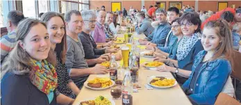  ?? FOTO: ANGELIKA GRETZINGER ?? Mit „Äbbas von ällam“ließen die Besucher es sich gesellig gutgehen.