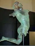  ??  ?? La statua Il Satiro danzante, statua bronzea risalente al IV secolo a.C., ritrovata nelle acque di Mazara del Vallo nel 1997