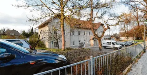  ?? Foto: Marcus Merk ?? Das historisch­e Bahnhofsge­bäude in Westheim wurde zwar inzwischen zum Großteil saniert. Doch das Projekt für ein Restaurant und eine Pension in dem Gebäude liegt der zeit auf Eis.