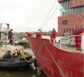  ?? FOTO PATRICK DE ROO ?? Sleepboten trekken de West-Hinder langs de Londenbrug.