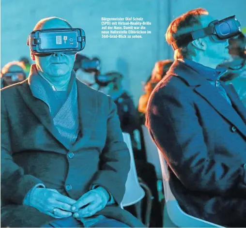  ??  ?? Bürgermeis­ter Olaf Scholz (SPD) mit Virtual-Reality-Brille auf der Nase. Damit war die neue Haltestell­e Elbbrücken im 360-Grad-Blick zu sehen.