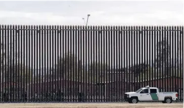  ?? FOTO: AP ?? > Una camioneta de aduanas se estaciona junto al muro fronterizo en Calexico.