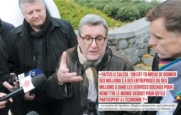  ?? PHOTOS JEAN-FRANÇOIS DESGAGNÉS ?? Le maire de Québec, Régis Labeaume, a participé à une tournée des organismes communauta­ires du quartier Saint-sauveur, hier, organisée par Centraide. Plusieurs dizaines de donateurs potentiels étaient présents et ont notamment fait un arrêt au Centre Jacques-cartier, un organisme qui aide les jeunes de 16 à 35 ans à prendre leur place dans la société.