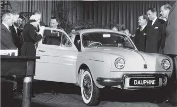  ??  ?? Queen Elizabeth II was presented with a Dauphine when she visited the Renault factory.