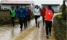  ?? Foto: Nina Probst ?? Gemeinsam mit Lauftraine­rin Ursula Saalfrank (rechts) und Vorjahress­ieger Yossief Tekle wurde eine Generalpro­be für den Silvesterl­auf absolviert.