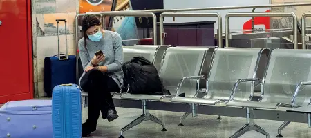  ??  ?? Al Forlanini Una passeggera in attesa all’aeroporto di Milano Linate (foto Alberico / Fotogramma)