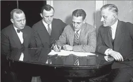  ?? CHICAGO TRIBUNE HISTORICAL PHOTO / CHICAGO TRIBUNE ?? Nov. 22, 1925: Harold “Red” Grange, second from right, signed a contract with the Bears.