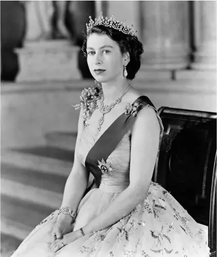 ??  ?? Isabel II en 1954, en una fotografía de Stirling Henry Nahum, “Baron”. La reina lleva el collar que el nizam de Hyderabad le regaló por su boda, en 1947.