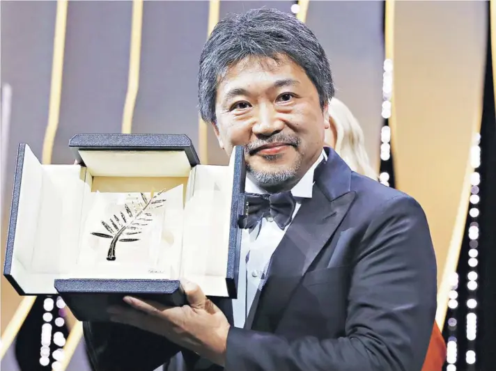  ??  ?? ► Tras cinco nominacion­es, el japonés Hirokazu Koreeda (55) finalmente se llevó la máxima distinción en Cannes por su película “más social”.