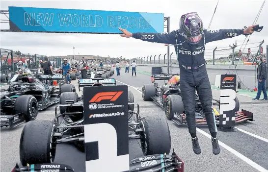  ?? Afp ?? Vuela Hamilton rumbo al 7° título, como vuela su mercedes en la pista; desplazó a Schumacher e impuso un nuevo récord de victorias