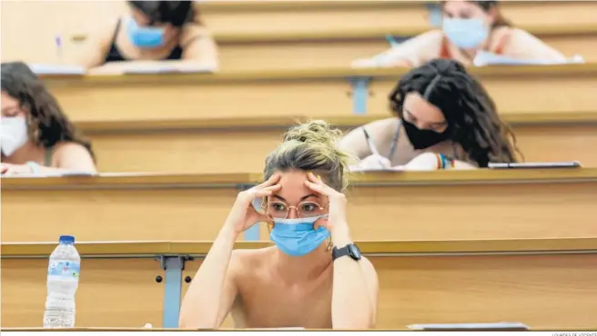  ?? LOURDES DE VICENTE ?? Una estudiante durante uno de los exámenes de las pruebas de acceso a la Universida­d del año pasado, en la Facultad de Medicina de Cádiz.