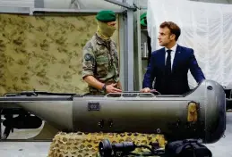  ?? LAPRESSE ?? Il presidente Emmanuel Macron in visita al commando Hubert