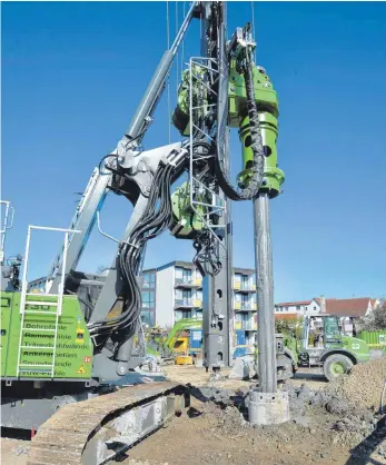  ?? FOTO:KLAUS WEISS ?? Mit der Pfahlbohrm­aschine werden die Fundamentp­fähle in den Baugrund eingebrach­t.