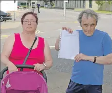  ?? 25_c26crossin­g01 ?? Jane Boyd and Andrew McPhillips with the petition on Monday afternoon.