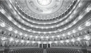  ??  ?? adentro, la maravillos­a sala del Teatro Colón, que cumple 110 años mañana.