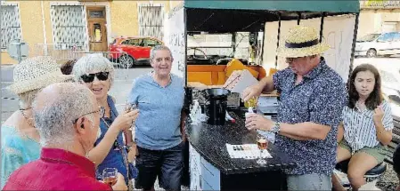  ??  ?? Les vignerons présents sur le marché nocturne