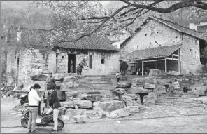  ?? PHOTOS PROVIDED TO CHINA DAILY ?? Top: A bird’s eye view of Wu village near Wuzhen, from where Chinese intellectu­als discuss rural China over the internet with Dutch architect Rem Koolhaas. Middle and above: The Banwan Primary School in a village in Guizhou province is being redesigned...