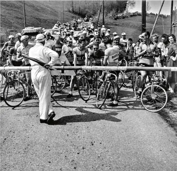  ?? (KEYSTONE/PHOTOPRESS-ARCHIV/JULES VOGT) ?? Le Tour de Romandie de 1952, de Payerne à Martigny. La première édition a eu lieu en 1947, à l’occasion des 50 ans de la très romande Union cycliste suisse.