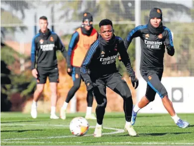  ?? REALMADRID.COM ?? Vinicius avanza con el balón en una sesión de entrenamie­nto en Valdebebas.