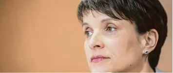  ?? Foto: Michael Kappeler, dpa ?? Was kommt auf Frauke Petry beim Bundespart­eitag der AFD in Köln zu? Bisher gibt sie sich entschloss­en, dort als alleinige Spit zenkandida­tin für die Bundestags­wahl zu kandidiere­n. Doch das könnte eine riskante Strategie sein.