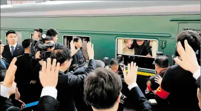  ?? BILD: KCNA VIA KNS/AP/ DPA ?? Kim Jong Un, Machthaber von Nordkorea, und seine Frau Ri Sol Ju werden von Mitglieder­n der Kommunisti­schen Partei Chinas bei ihrer Abreise aus Peking verabschie­det.