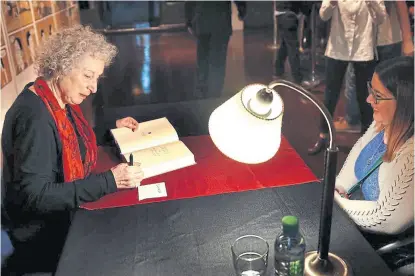  ?? Fabián Marelli ?? Después de la conferenci­a en la Biblioteca Nacional, Atwood firmó ejemplares