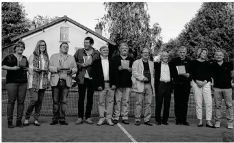  ??  ?? En présence de l’adjointe aux sports, Christine Boivin - Champeaux, et de Francis Eveillard, président de la Ligue, Agnès Souchon-versini (à gauche) et Pascal Forensi (à droite) encadrent les présidents qui se sont succédés.