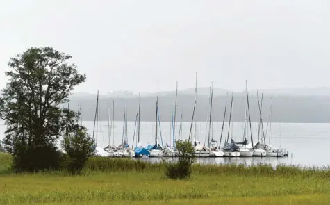  ?? Foto: Felix Hörhager, dpa ?? Trübe Stimmung am Starnberge­r See: Die Stadt Starnberg nimmt immer weniger Geld ein.