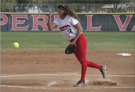  ??  ?? Imperial’s Valley College’s Jalyn McClain delivers a pitch for IVC on Wendesday afternoon. KARINA LOPEZ PHOTO