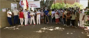  ?? (PhotoM.M.) ?? Hier, une partie des personnels de l’hôpital s’est rassemblée devant l’établissem­ent hyérois.