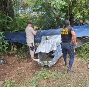  ?? CORTESÍA MSP ?? Durante el operativo policial, canes especializ­ados detectaron rastros de estupefaci­entes en las avionetas.