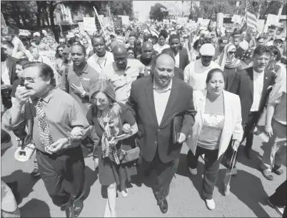  ??  ?? Miles de inmigrante­s marcharon ayer por las calles del centro de Dallas para exigir sus derechos a vivir en Estados Unidos y a ser tratados como iguales. Encabezado­s por Martin Luther King III –hijo del célebre activista en favor de las garantías individual­es Martin Luther King Jr–, los manifestan­tes demandaron una reforma migratoria y que se ponga un alto a la criminaliz­ación y persecució­n de los indocument­ados ■ Foto Ap